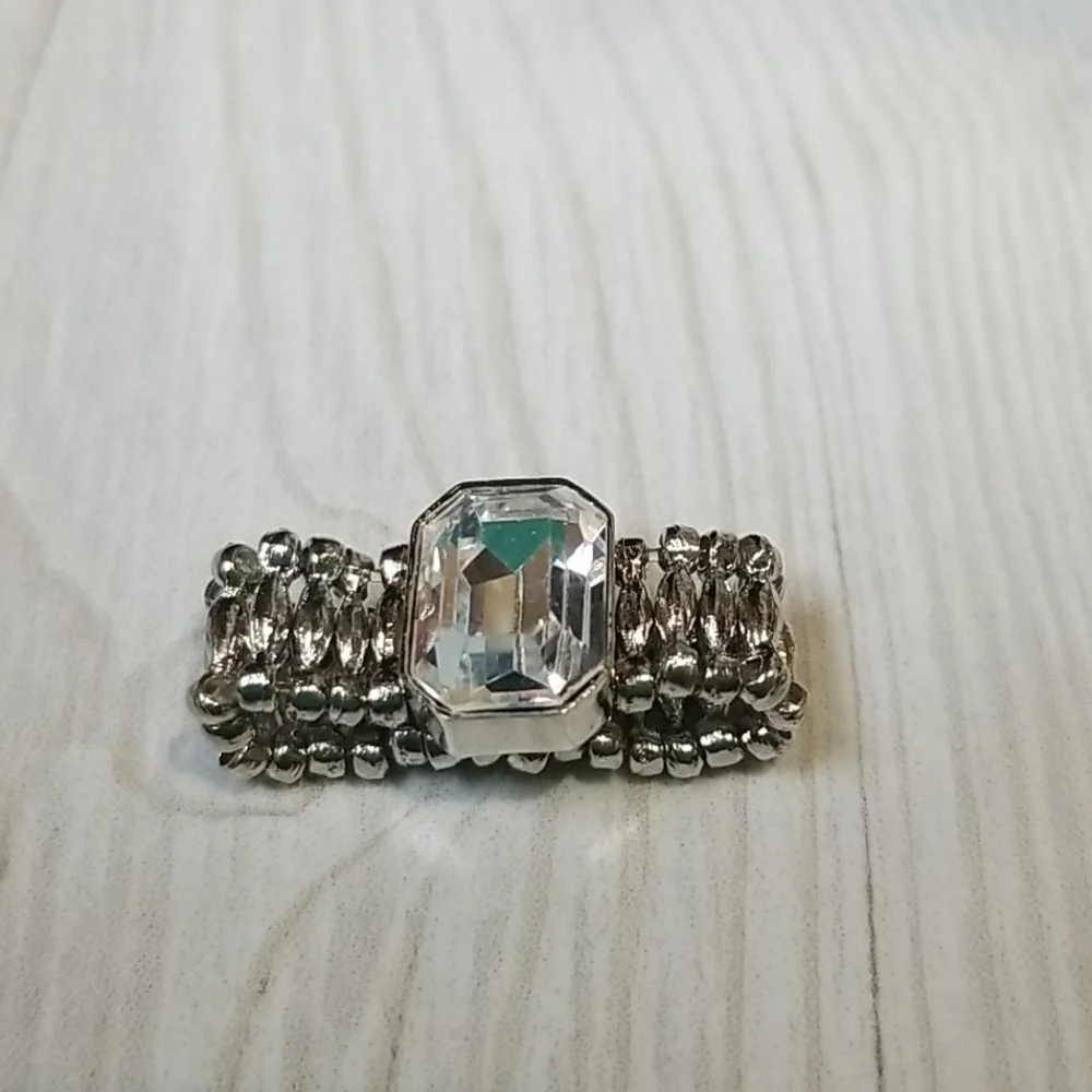 Cookie Lee silver stretch ring with large unique cut gem in the middle NWT